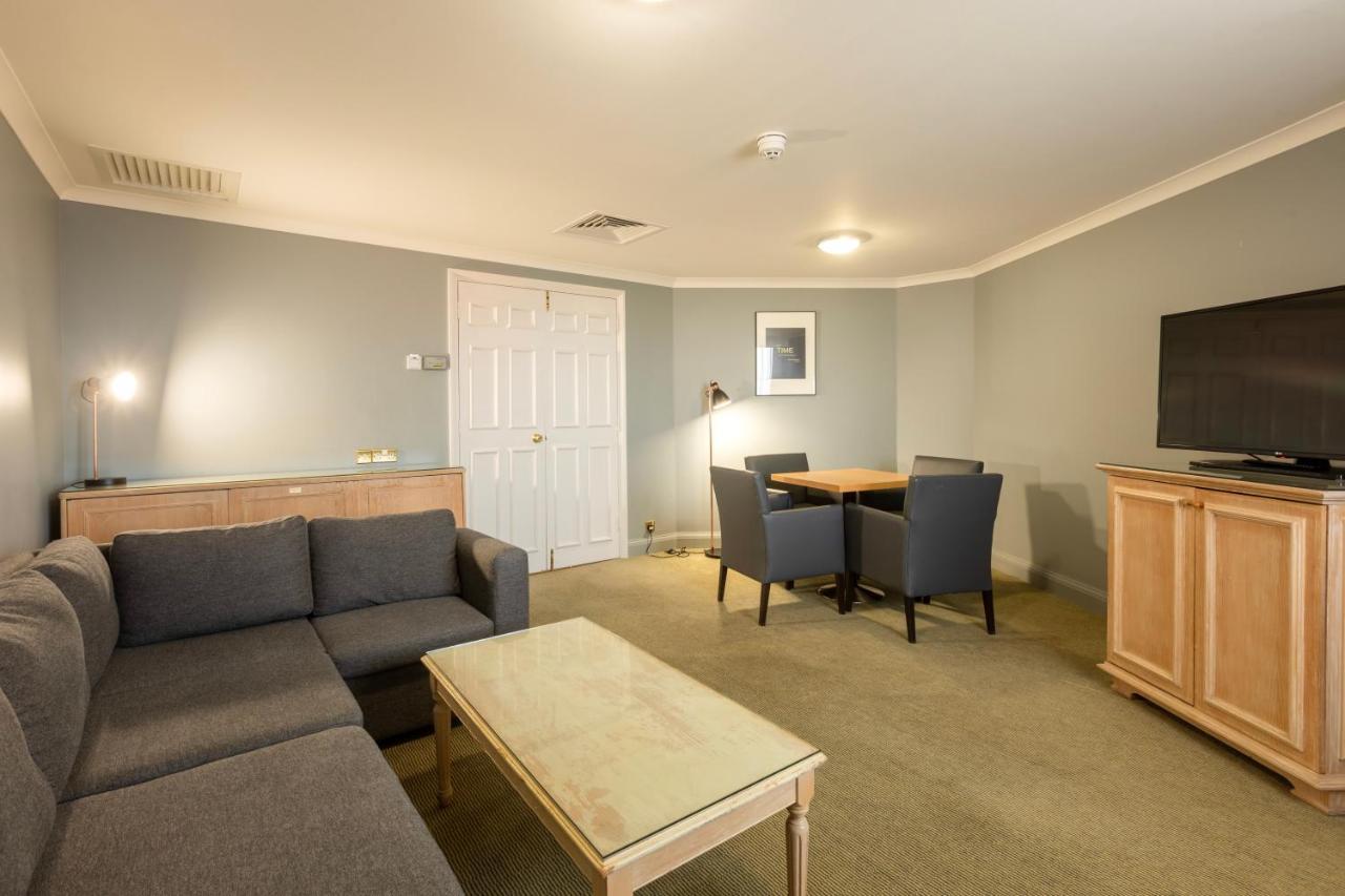 Holiday Inn London Sutton By Ihg Exterior foto